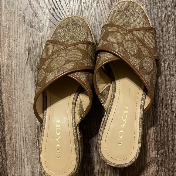 Coach Shoes. Size 7.5. Good preloved condition. - Picture 5 of 6